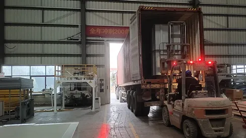 المعدات وخطوط الإنتاج جاهزة للشحن