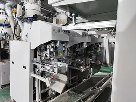 نظام شفط ووضع الأكياس الفارغة في فتحة التعبئة